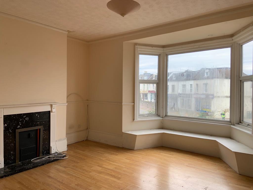 Lot: 41 - TERRACE HOUSE IN NEED OF REPAIR - Main bedroom